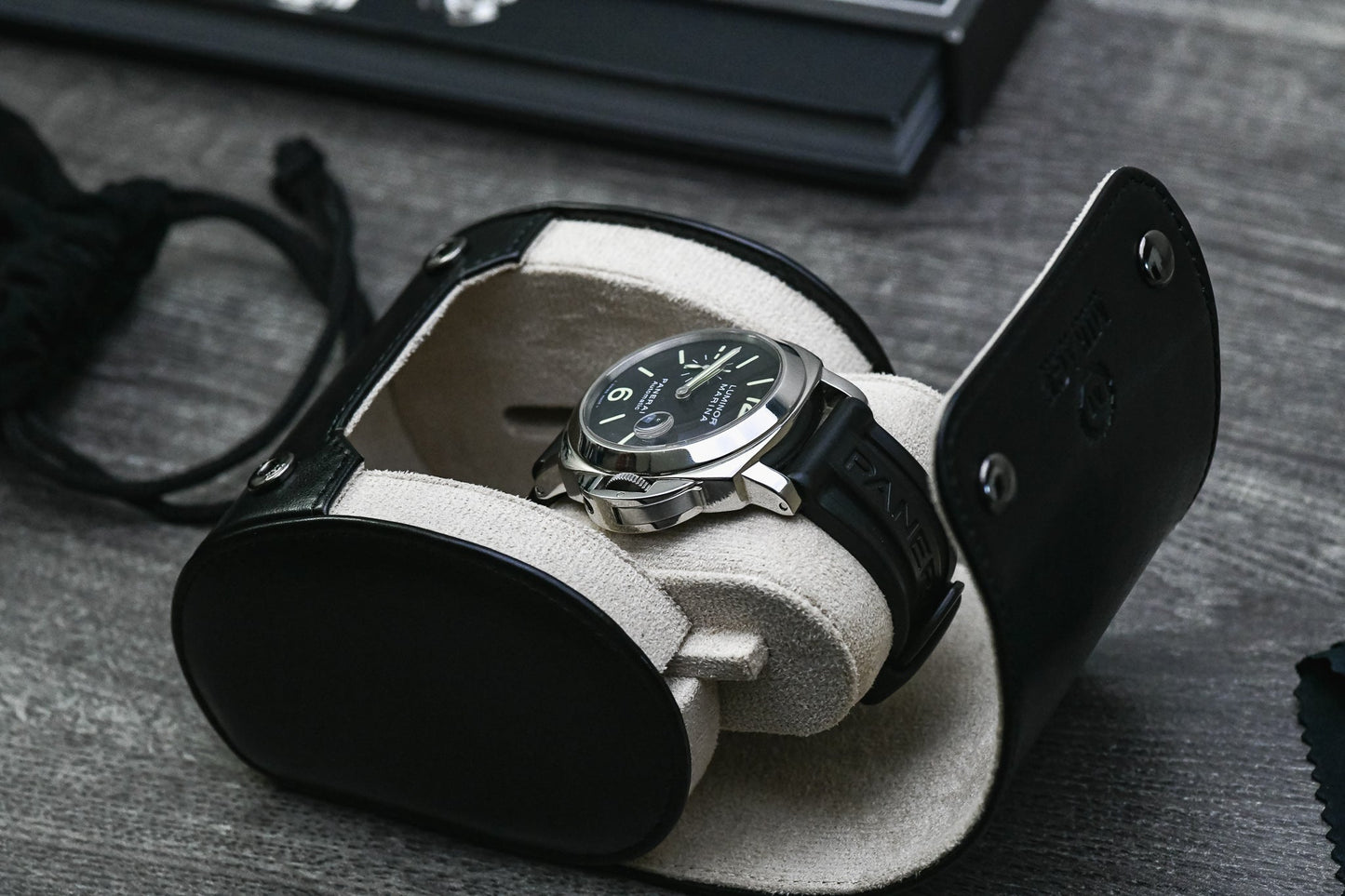 1 Watch Case - Jade Black (Ivory White)