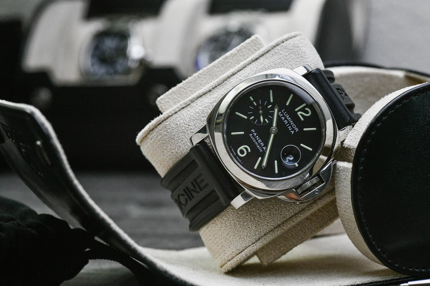1 Watch Case - Jade Black (Ivory White)