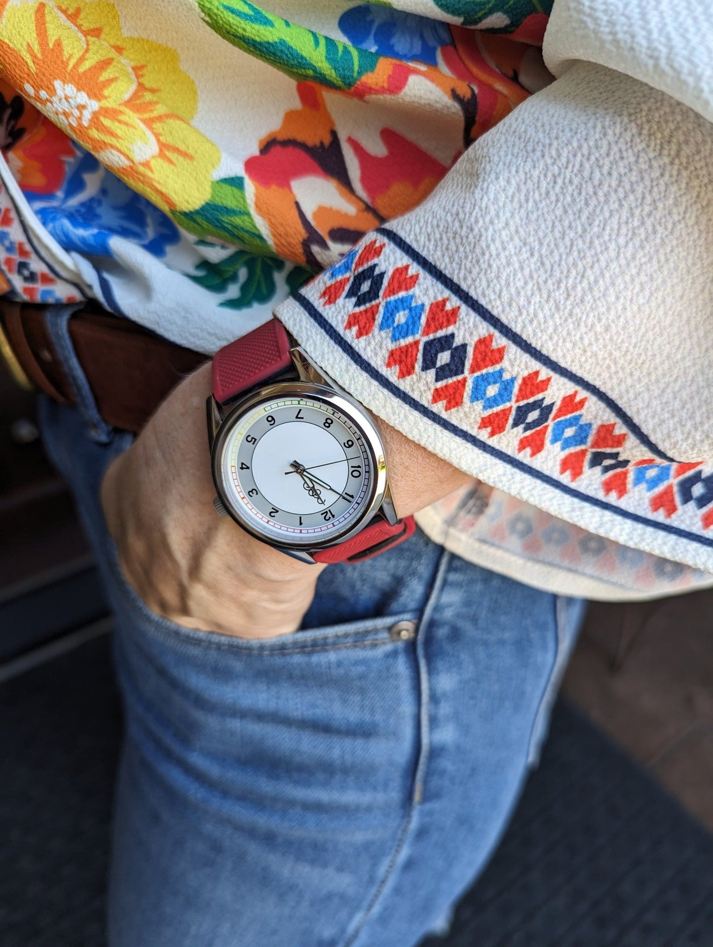 Rainbow Classic Watch With Interchangeable Straps And Steel - Veloce - The App For Watch Collectors